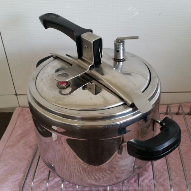Pressure cooker gas operated., TV & Home Appliances, Kitchen Appliances