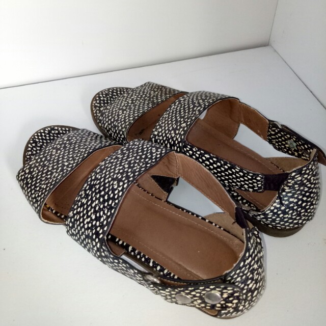 Primavera sandals, Women's Fashion, Footwear, Sandals on Carousell