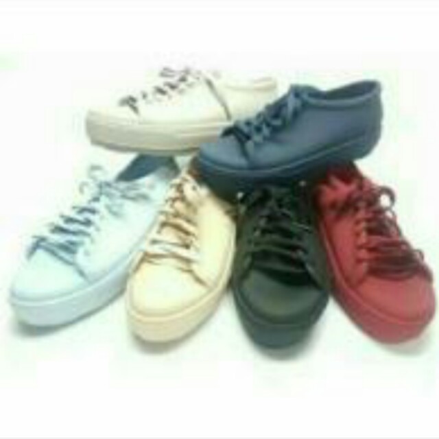 Sepatu Jelly Merk Bara Bara Warna Hitam Fesyen Wanita Sepatu Di Carousell