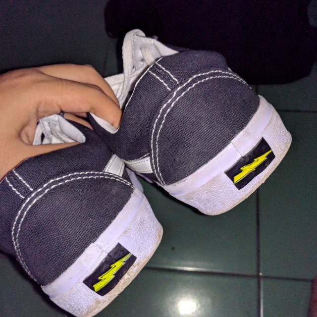 Sepatu Lokal Word Division Mirip Vans Fesyen Pria Sepatu Sneakers Di Carousell