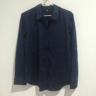 Kemeja Uniqlo warna Navy