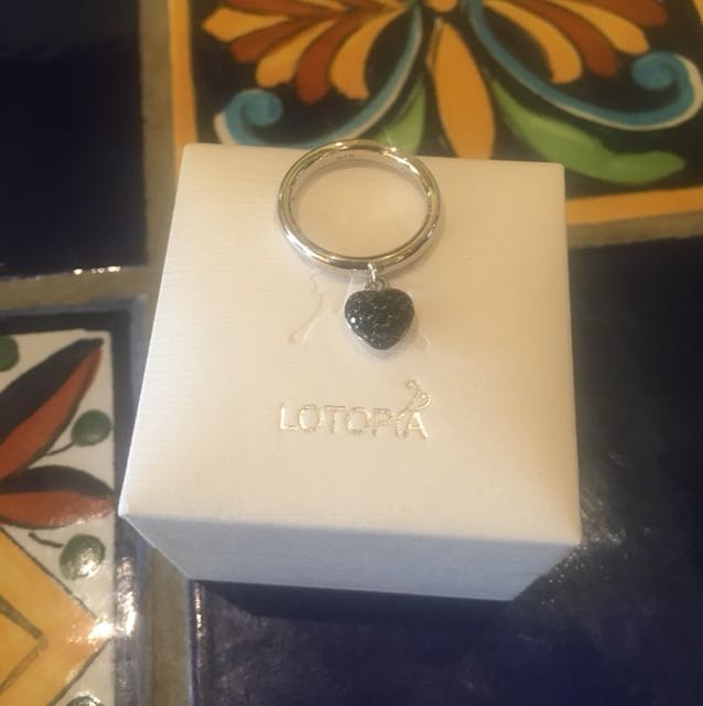 Lotopia Ring （分類：飾物及配件）位於 Hong Kong。 由 852jc 提交（商品編號 144273373，圖片 2）。簡介： 。