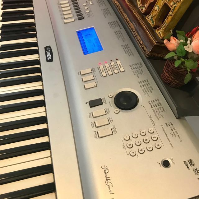Yamaha Portable grand piano DGX220 electronic piano organ keyboard