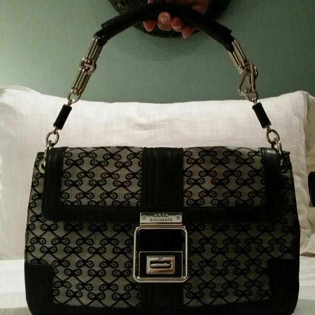 Anya Hindmarch Handbag (Category: Bags & Wallets) located in Singapore. Submitted by alfyaqiel (Listing ID 14641331, Image 1). Description: 100% authentic Good buy as retail is selling for $1300.