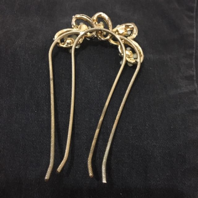 Japanese Hair Pin (Category: Hair Accessories) located in Pasig City. Submitted by betchaybetchay (Listing ID 144383599, Image 2). Description: Bought this in Japan to be used on my wedding or prenup pero di ko nagamit. Orig price: P1000+ You can search in youtube: how to wear Japanese Hair pin.