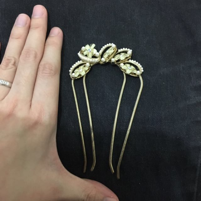 Japanese Hair Pin (Category: Hair Accessories) located in Pasig City. Submitted by betchaybetchay (Listing ID 144383599, Image 3). Description: Bought this in Japan to be used on my wedding or prenup pero di ko nagamit. Orig price: P1000+ You can search in youtube: how to wear Japanese Hair pin.