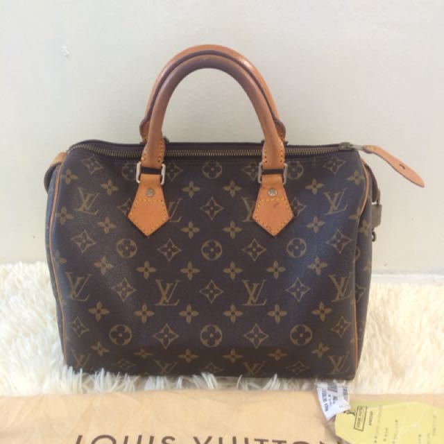 Louis Vuitton Speedy 30 11.81 x 8.27 x 6.69 inches Original MSRP: $1,150  Our price: $525 Date code: VI8912 Priced according to…