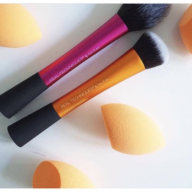 Real Techniques GIFT BUNDLE!! (Category: Makeup) located in Singapore. Submitted by skyfullofcharm (Listing ID 144514749, Image 1). Description: Instock 100% authentic and brand new No trades no nego Meetups at tamp/redhill/taiseng MRT Include: 1 x blush brush 1 x expert face brush 1 x real techniques miracle sponge .