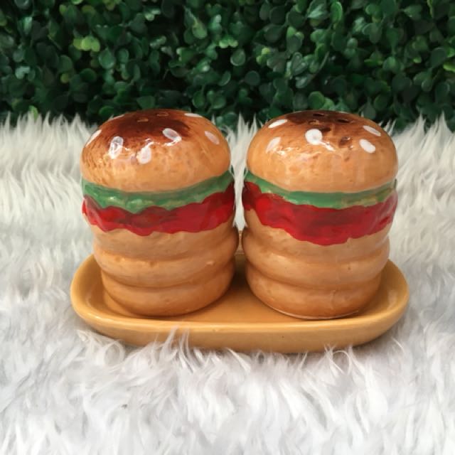Burger Salt & Pepper Shaker with Handle (Category: Bakeware) located in Taguig. Submitted by behonestdear (Listing ID 144541757, Image 1). Description: Ceramic Material Super nice in actual! With box .