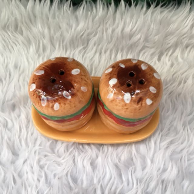 Burger Salt & Pepper Shaker with Handle (Category: Bakeware) located in Taguig. Submitted by behonestdear (Listing ID 144541757, Image 2). Description: Ceramic Material Super nice in actual! With box .