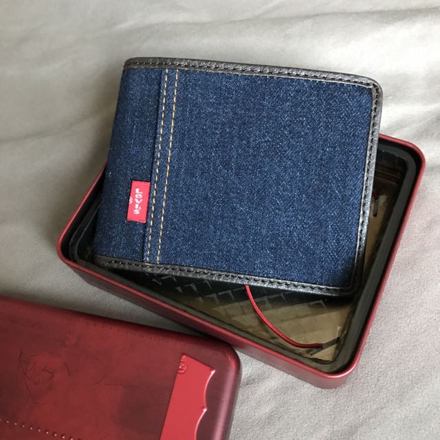levis mens wallet price