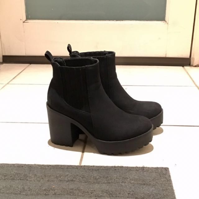 Betts Conrad Size 6 (black high heel 