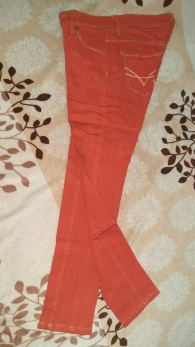 Celana Jeans Logo Warna Orange Bata, Fesyen Wanita, Pakaian Wanita, Bawahan  di Carousell