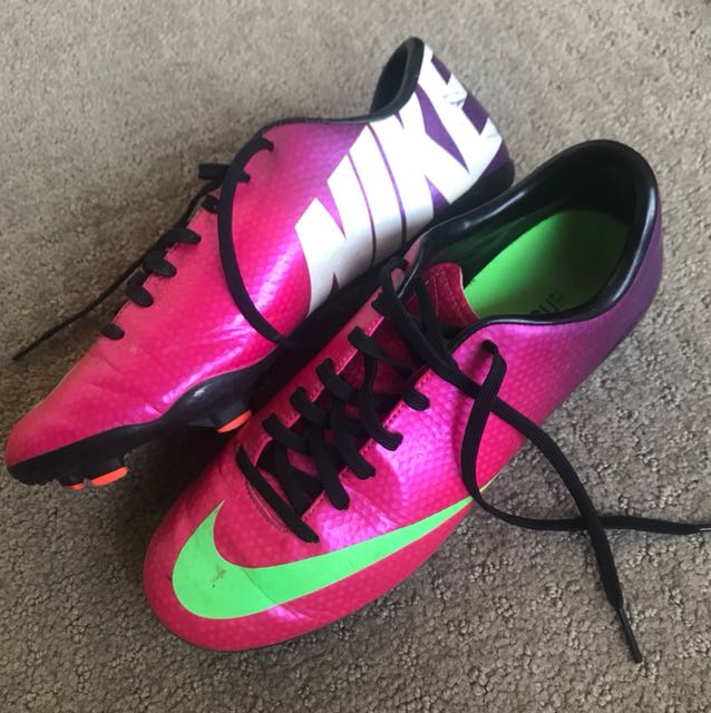 womens football boots pink