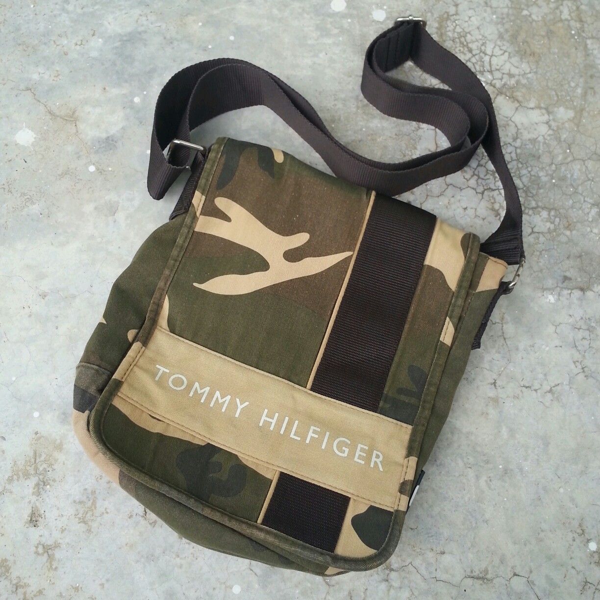 Tommy Hilfiger Camouflage Sling Bag Saiz M Men s Fashion Bags