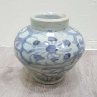 Old Blue & White Flower Design jar