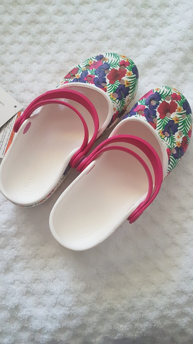 crocs karin graphic clog