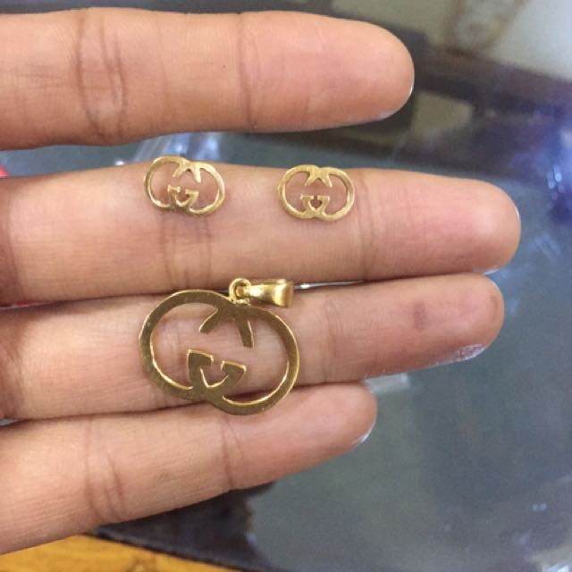 Gold gucci stud discount earrings