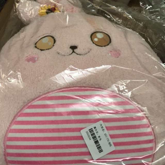 抱枕 （分類：咕𠱸）位於 Hong Kong。 由 y7u5e 提交（商品編號 145489192，圖片 2）。簡介： 冬天必備抱枕！ 除左係cushion,入面仲有張毛毯架！ 粉紅色岩哂鐘意粉紅色既你！。