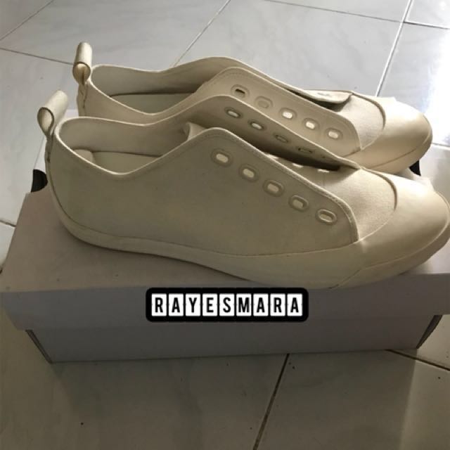 Prelove Sepatu Uniqlo Canvas Offwhite Size 42 Fesyen Pria Sepatu Di Carousell