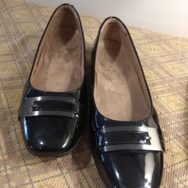 clarks artisan pumps