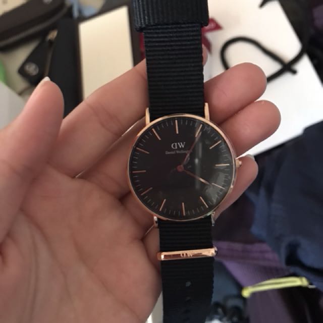 Dw Classic Black Cornwall Olshop Fashion Olshop Wanita Di Carousell The unisex classic cornwall 36mm black has a slim yellow gold case and shoulders which contrast superbly with the black strap and dial.