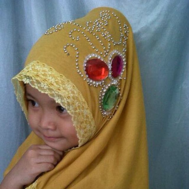 Hijab Segitiga Motif Renda Dan Hiasan Batu Swarovski Fesyen