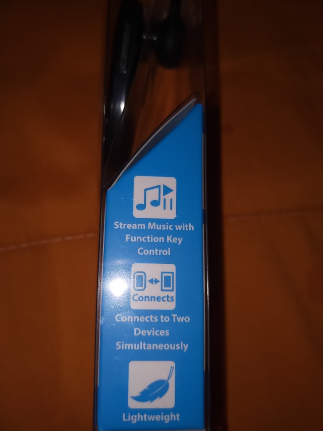 Bluetooth Headset (Category: Other Mobile & Gadget Accessories) located in Singapore. Submitted by cheapestsellee (Listing ID 145936739, Image 3). Description: .