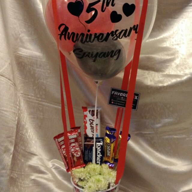 Customised Hot Air Balloon Chocolate Bouquet, Makanan & Minuman, Snek Paket di Carousell