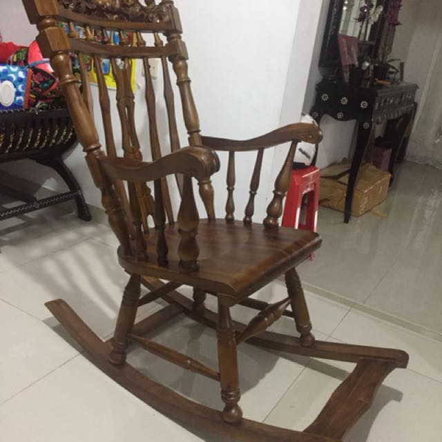 Kursi Goyang Jati Asli Jepara Perabotan Rumah Di Carousell Kursi goyang merupakan desain tempat duduk santai yang nyaman dengan dudukan kayu maupun pakai jok bantalan sofa yang halus, dengan desain kursi sofa vintage maupun minimalis modern. kursi goyang jati asli jepara