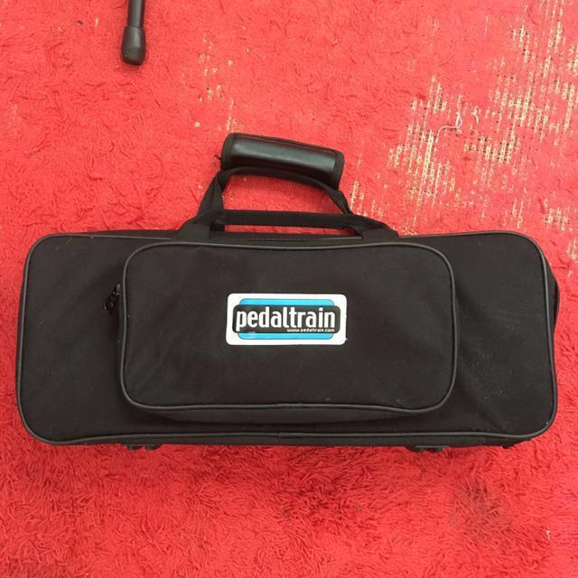 Full pedalboard with volto battery, Hobbies & Toys, Music & Media, Musical Instruments on Carousell