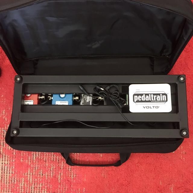 Full pedalboard with volto battery, Hobbies & Toys, Music & Media, Musical Instruments on Carousell