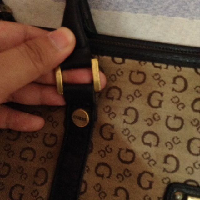 Shoulder bag guess (Category: Shoulder Bags) located in Calasiao. Submitted by matrona (Listing ID 146070599, Image 3). Description: Flaws unnoticeable can be seen to the phot .