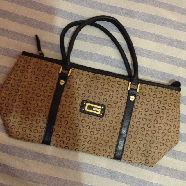 Shoulder bag guess (Category: Shoulder Bags) located in Calasiao. Submitted by matrona (Listing ID 146070599, Image 1). Description: Flaws unnoticeable can be seen to the phot .