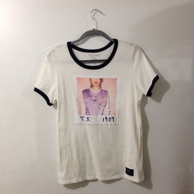 Taylor Swift 1989 tour t-shirt (Category: Clothes) located in Cambridge. Submitted by dltattri (Listing ID 146179657, Image 1). Description: Cute Taylor Swift concert tee! Size XL but fits more like a large. Worn only a few times..