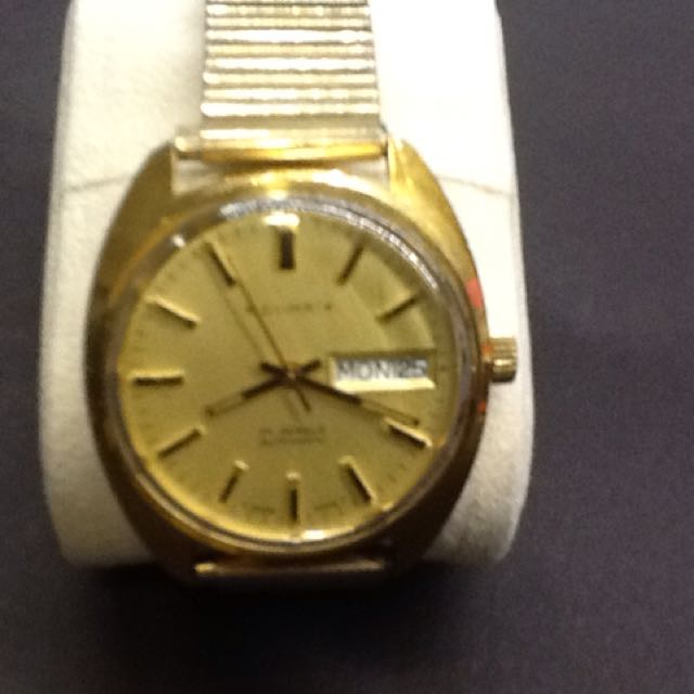 Vintage Dumai automatic day/date gold plated watch. 25 jewels. It is in ...