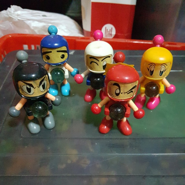 [TOMT][TOY][90's] A toy that shoots marbles out of its chest, looks