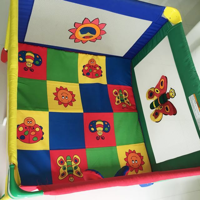 Graco Pack n Play TotBloc Portable Playard with Bugs Quilt
