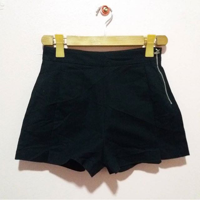 HW black shorts (Category: Shorts) located in Cebu City. Submitted by thriftchinks (Listing ID 146042829, Image 1). Description: Brandew! Very nice .