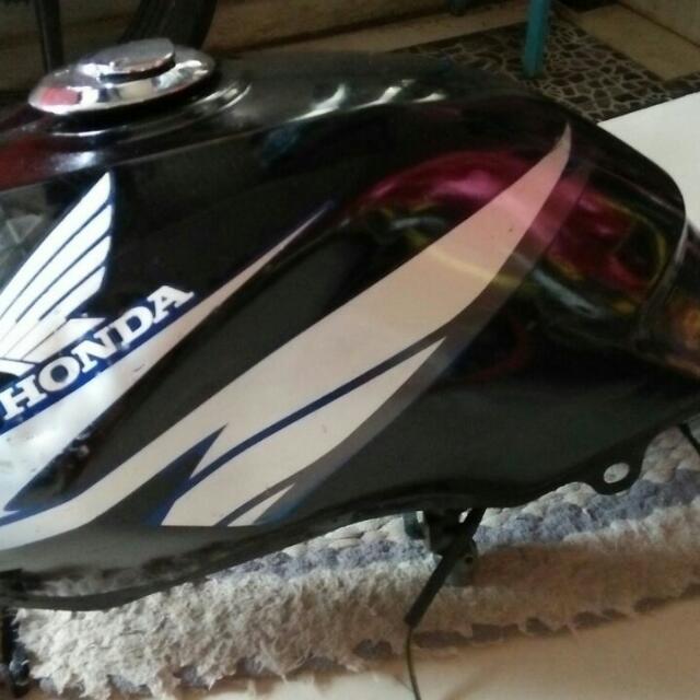 Jual Cepat Tangki Megapro Primus Motor Di Carousell Honda megapro primus tahun 2006 kondisi mulus mesin oke, suara halus body oke full original bawaan pabrik ga di modif sama sekali. jual cepat tangki megapro primus