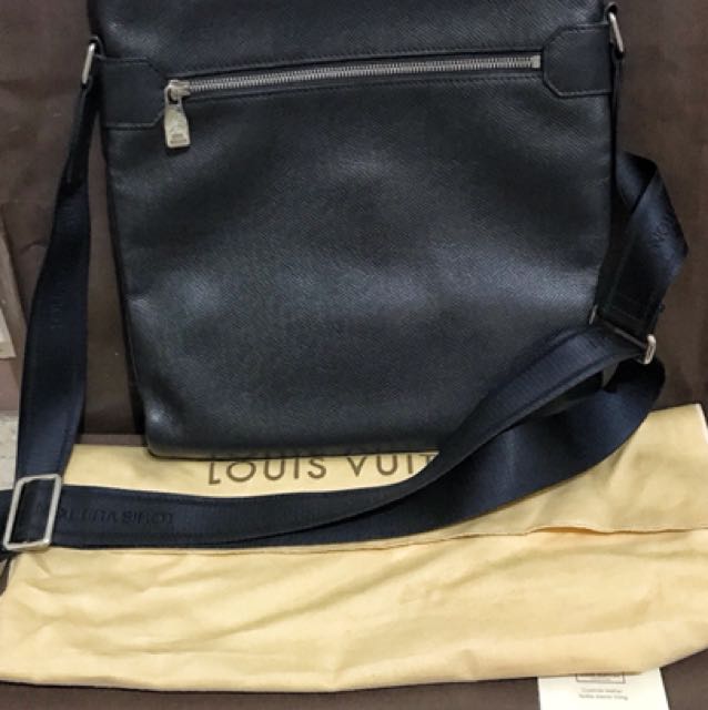 Louis Vuitton // Navy Taiga Sasha Messenger Bag – VSP Consignment