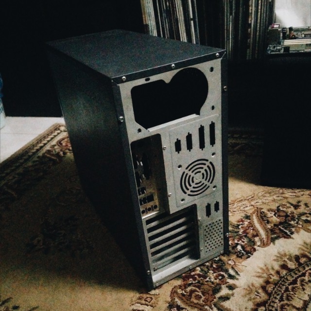 PC Case (Category: Computer Parts) located in Kuala Lumpur. Submitted by prhprp (Listing ID 146349699, Image 2). Description: Up for sale is a PC case. Generic, vintage design. Some stickers on the case which left untouched. Comes with a CD-ROM and a CD burner drives. Can fit Micro ATX / mATX easily..