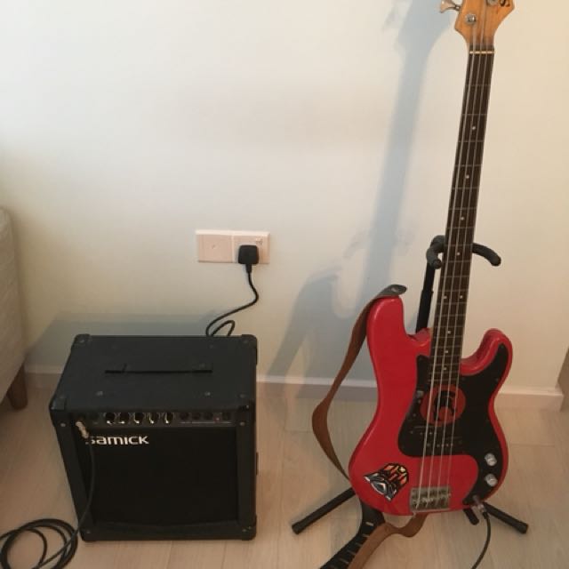 Samick bass guitar n amplifier, Hobbies & Toys, Music & Media, Musical
