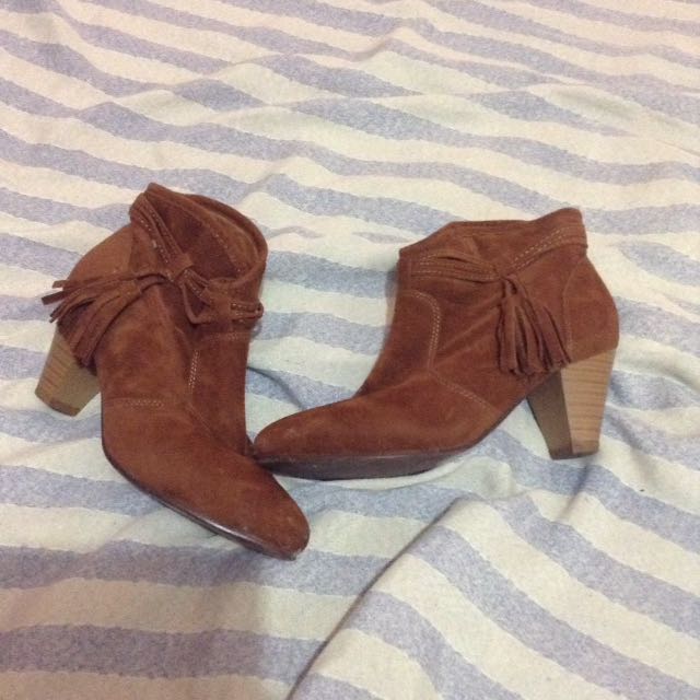 Suede boots (Category: Boots) located in Calasiao. Submitted by matrona (Listing ID 146468922, Image 2). Description: Brandnew pa po di nastock lang Need punas lang po kasi nalikabukan Overall maayos po goes for any outfit .