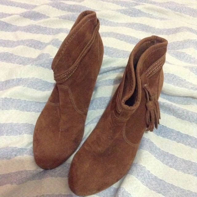 Suede boots (Category: Boots) located in Calasiao. Submitted by matrona (Listing ID 146468922, Image 3). Description: Brandnew pa po di nastock lang Need punas lang po kasi nalikabukan Overall maayos po goes for any outfit .