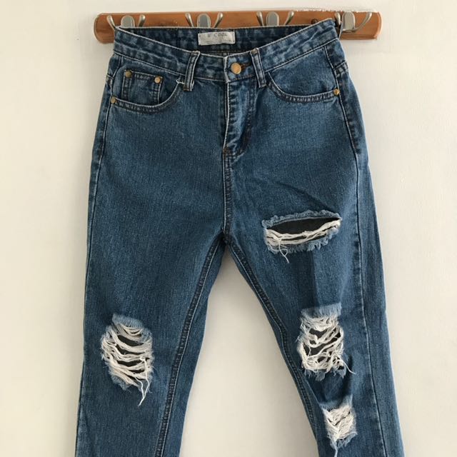 size 26 HW Boyfriend Ripped Jeans (Category: Jeans) located in Quezon City. Submitted by staples_ (Listing ID 146560211, Image 2). Description: hard to let go! Doesnt fit me na. No flaws ;).