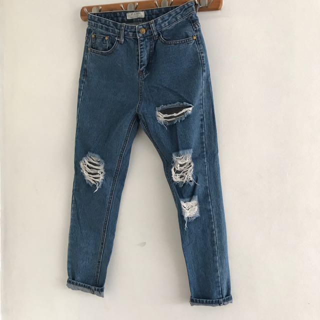 size 26 HW Boyfriend Ripped Jeans (Category: Jeans) located in Quezon City. Submitted by staples_ (Listing ID 146560211, Image 1). Description: hard to let go! Doesnt fit me na. No flaws ;).