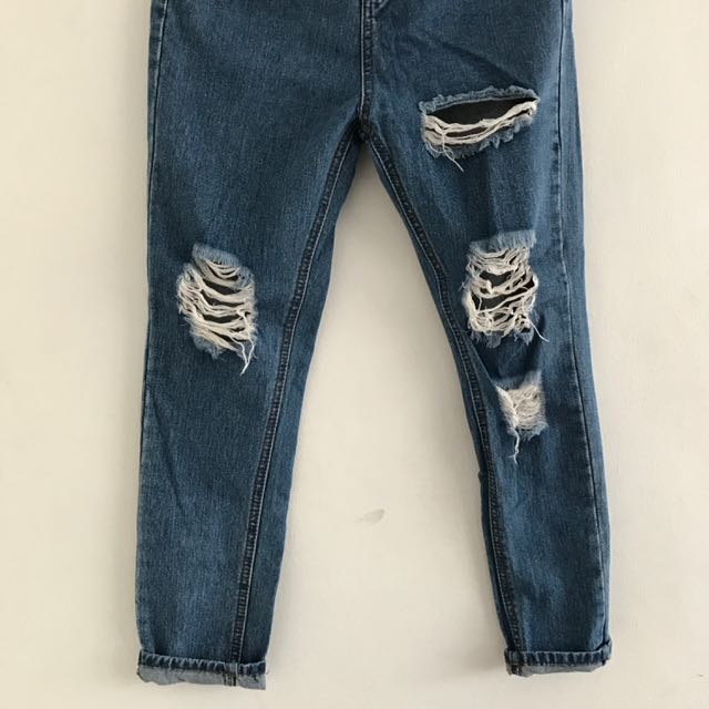 size 26 HW Boyfriend Ripped Jeans (Category: Jeans) located in Quezon City. Submitted by staples_ (Listing ID 146560211, Image 3). Description: hard to let go! Doesnt fit me na. No flaws ;).