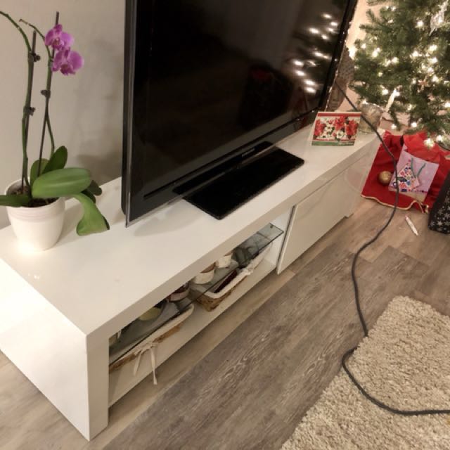 Structube tv sales stand white