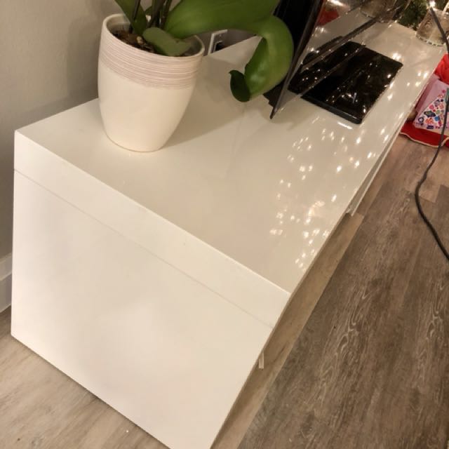 Structube tv sales stand white